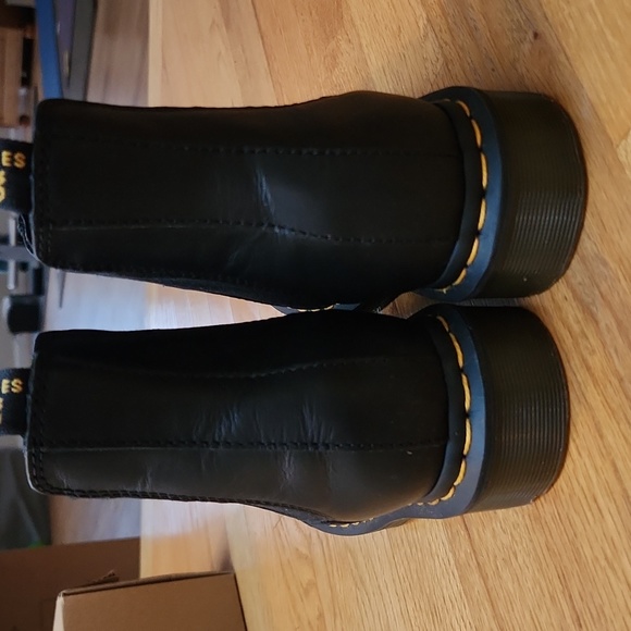 Dr. Martens 2976 Chelsea Boot - Picture 4 of 12